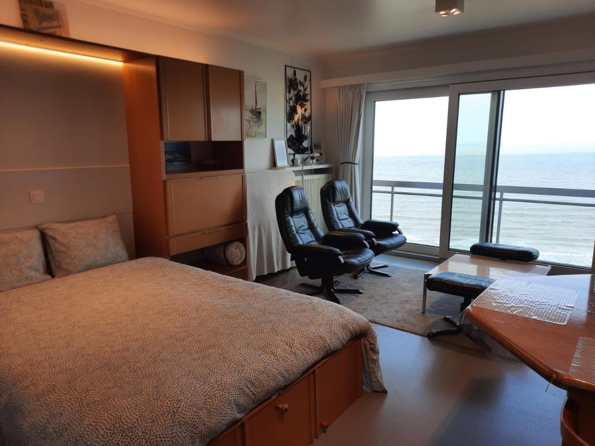 Studio On The Beach With Sea View Middelkerke Esterno foto
