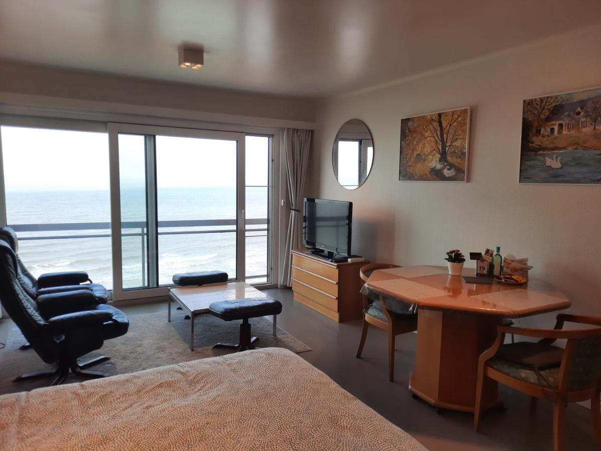 Studio On The Beach With Sea View Middelkerke Esterno foto