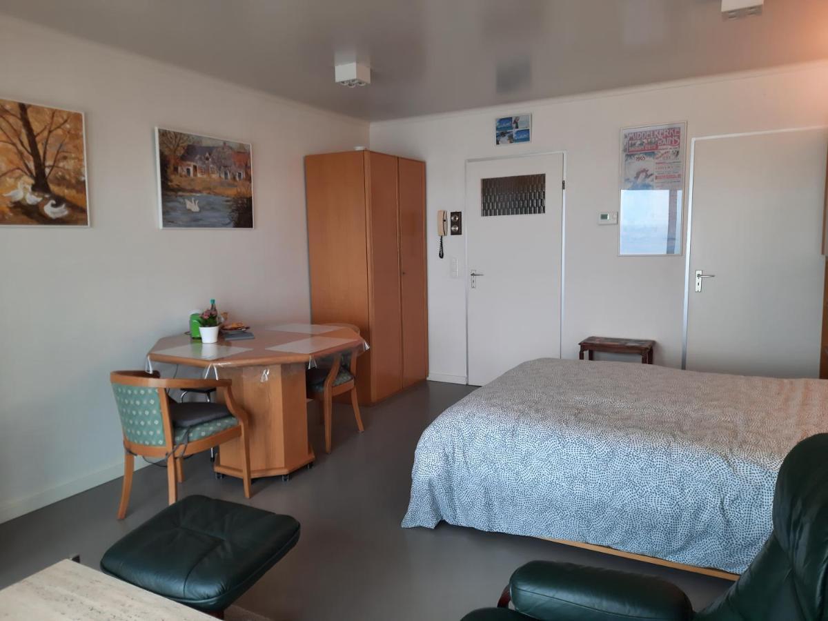 Studio On The Beach With Sea View Middelkerke Esterno foto