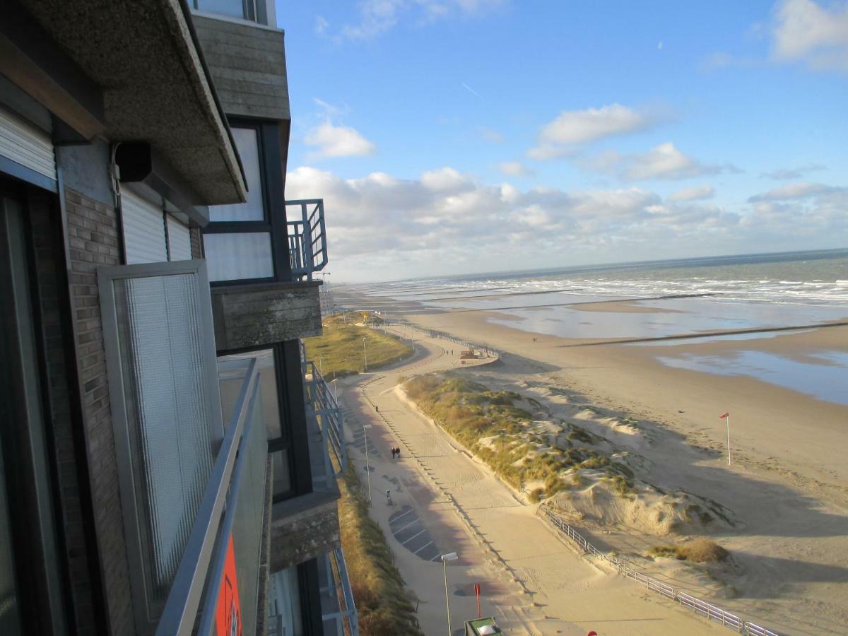 Studio On The Beach With Sea View Middelkerke Esterno foto