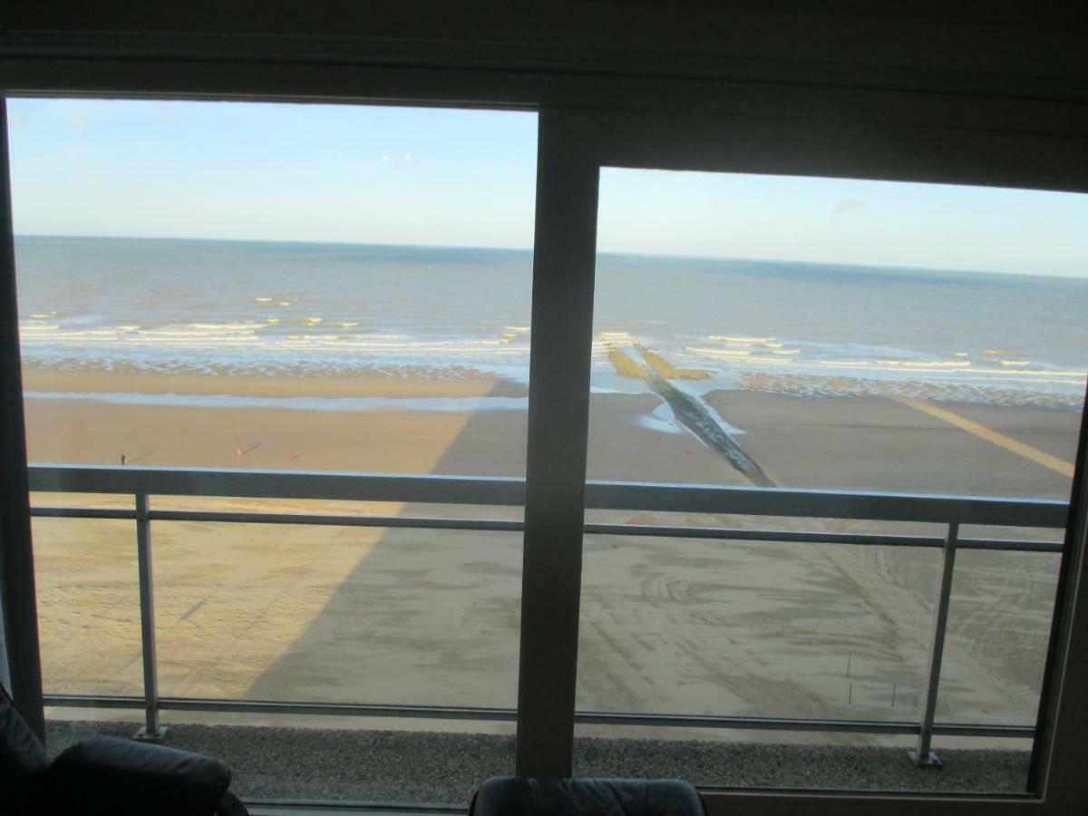 Studio On The Beach With Sea View Middelkerke Esterno foto