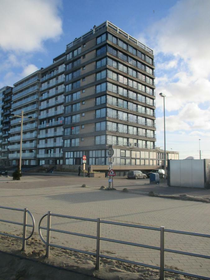 Studio On The Beach With Sea View Middelkerke Esterno foto