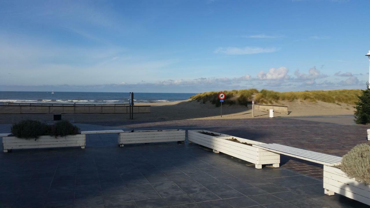 Studio On The Beach With Sea View Middelkerke Esterno foto
